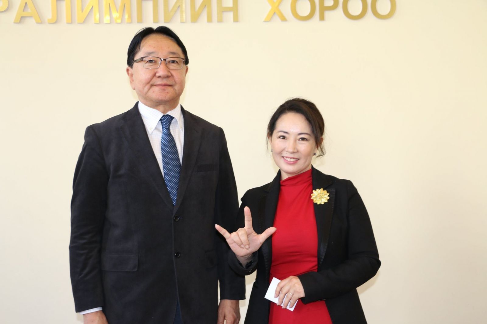 Дохионы хэлмэрч С.Бямбадэлгэрийг “Алтан нар” одонгоор шагналаа